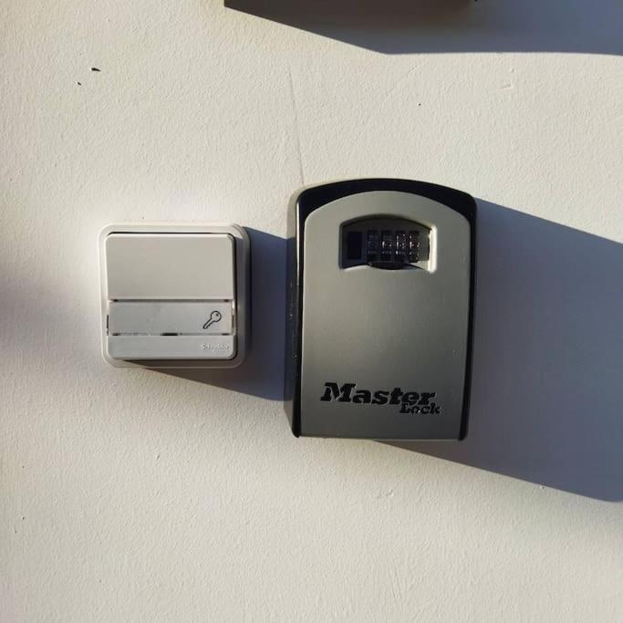 χώρος με επιλεκτική λιτότητα και χαμάμ * Αθήνα